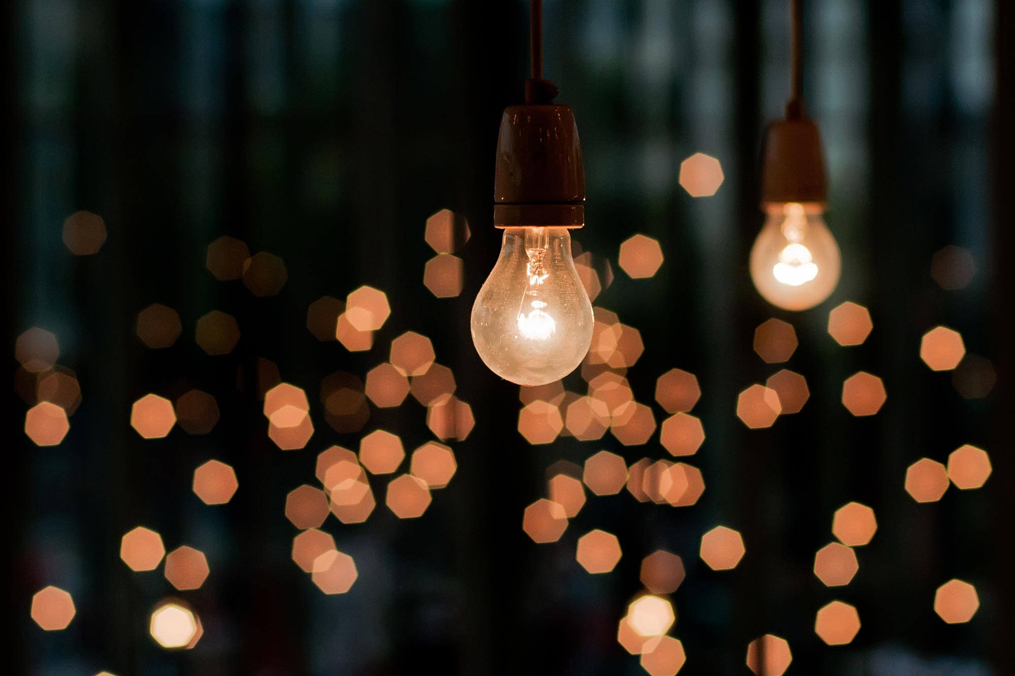 Glödlampa som hänger ner från ett tag